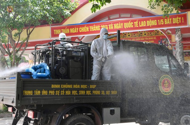 Binh chủng Hoá học tổng lực phun khử khuẩn tại nhiều địa bàn tỉnh Bắc Giang - Ảnh 2.