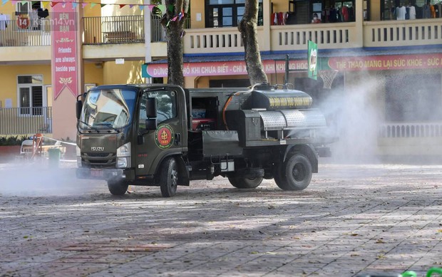 Binh chủng Hoá học tổng lực phun khử khuẩn tại nhiều địa bàn tỉnh Bắc Giang - Ảnh 1.