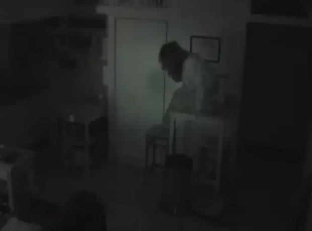 Lắp đặt camera vì thường xuyên bị mất đồ, chủ nhà kinh hoàng phát hiện bóng người bí ẩn bò ra từ tủ nhà mình - Ảnh 4. Lắp đặt camera vì thường xuyên bị mất đồ, chủ nhà kinh hoàng phát hiện bóng người bí ẩn bò ra từ tủ nhà mình - Ảnh 4.