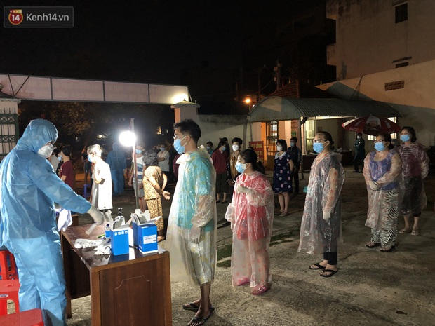 Ảnh: Lực lượng y tế trắng đêm lấy 24.000 mẫu xét nghiệm cho toàn bộ người dân tại phường 9, quận Gò Vấp - Ảnh 3. Ảnh: Lực lượng y tế trắng đêm lấy 24.000 mẫu xét nghiệm cho toàn bộ người dân tại phường 9, quận Gò Vấp - Ảnh 3.