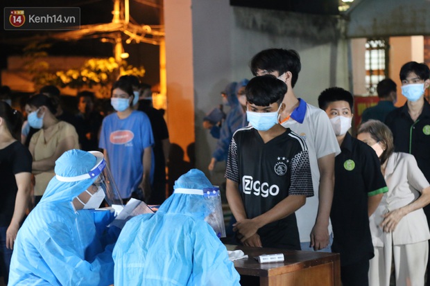 Ảnh: Lực lượng y tế trắng đêm lấy 24.000 mẫu xét nghiệm cho toàn bộ người dân tại phường 9, quận Gò Vấp - Ảnh 1. Ảnh: Lực lượng y tế trắng đêm lấy 24.000 mẫu xét nghiệm cho toàn bộ người dân tại phường 9, quận Gò Vấp - Ảnh 1.