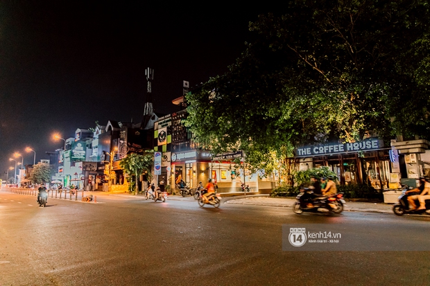 Toàn cảnh quận Gò Vấp trước giờ “G” giãn cách: Đường phố vắng bóng người, dân tranh thủ mua thức ăn dự trữ dài ngày - Ảnh 16.