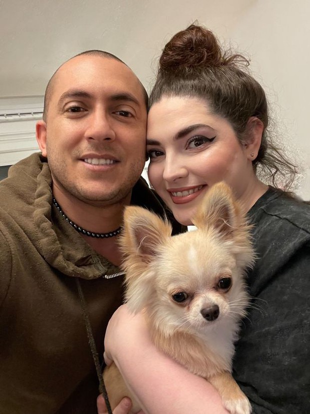 Đang ngủ nghe tiếng bom nổ, cặp vợ chồng hoảng hốt chạy ra và chứng kiến cảnh tượng nguy hiểm ở phòng khách, cảm tạ trời đất vì may mắn - Ảnh 2.