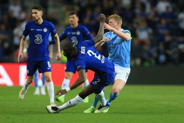 De Bruyne gãy mũi, gãy hốc mắt - Ảnh 1. De Bruyne gãy mũi, gãy hốc mắt - Ảnh 1.