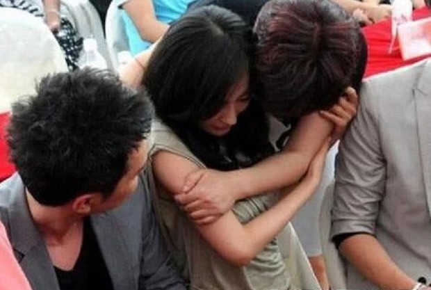 Khoảnh khắc gây tranh cãi: Dương Mịch bị sàm sỡ ngay giữa sự kiện, Phùng Thiệu Phong ngồi ngay bên trơ mắt nhìn - Ảnh 2.