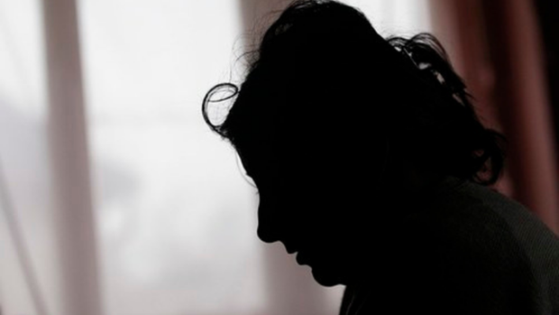 Chú rể bị nhóm người bắt trói ngay trong phòng tân hôn, bất lực nhìn cô dâu bị cưỡng hiếp tập thể - Ảnh 1. Chú rể bị nhóm người bắt trói ngay trong phòng tân hôn, bất lực nhìn cô dâu bị cưỡng hiếp tập thể - Ảnh 1.