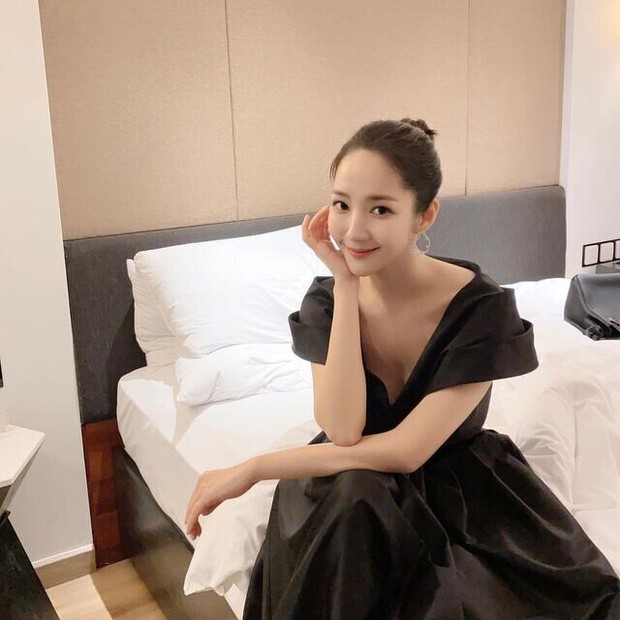 5 kiểu váy liền Park Min Young mê nhất: Nàng 30+ có ngay loạt gợi ý vừa hack dáng vừa trẻ xinh ra mấy tuổi - Ảnh 7. 5 kiểu váy liền Park Min Young mê nhất: Nàng 30+ có ngay loạt gợi ý vừa hack dáng vừa trẻ xinh ra mấy tuổi - Ảnh 7.