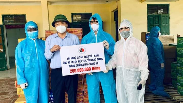 NS Xuân Bắc, Tự Long đã có mặt ở tâm dịch Bắc Ninh - Bắc Giang, đại diện các đơn vị trao 870 triệu đồng cho các tỉnh chống dịch - Ảnh 5. NS Xuân Bắc, Tự Long đã có mặt ở tâm dịch Bắc Ninh - Bắc Giang, đại diện các đơn vị trao 870 triệu đồng cho các tỉnh chống dịch - Ảnh 5.