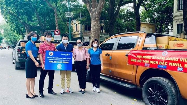 NS Xuân Bắc, Tự Long đã có mặt ở tâm dịch Bắc Ninh - Bắc Giang, đại diện các đơn vị trao 870 triệu đồng cho các tỉnh chống dịch - Ảnh 4. NS Xuân Bắc, Tự Long đã có mặt ở tâm dịch Bắc Ninh - Bắc Giang, đại diện các đơn vị trao 870 triệu đồng cho các tỉnh chống dịch - Ảnh 4.