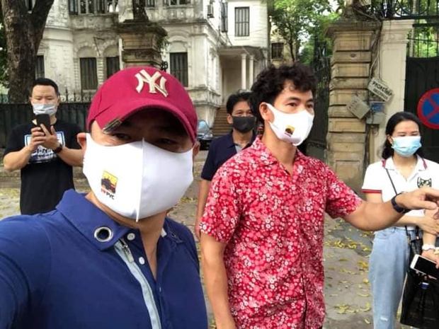 NS Xuân Bắc, Tự Long đã có mặt ở tâm dịch Bắc Ninh - Bắc Giang, đại diện các đơn vị trao 870 triệu đồng cho các tỉnh chống dịch - Ảnh 3. NS Xuân Bắc, Tự Long đã có mặt ở tâm dịch Bắc Ninh - Bắc Giang, đại diện các đơn vị trao 870 triệu đồng cho các tỉnh chống dịch - Ảnh 3.