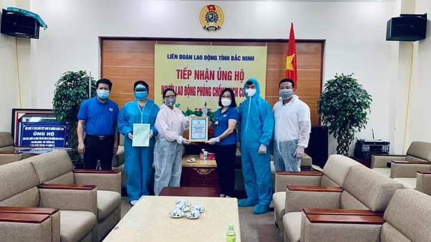NS Xuân Bắc, Tự Long đã có mặt ở tâm dịch Bắc Ninh - Bắc Giang, đại diện các đơn vị trao 870 triệu đồng cho các tỉnh chống dịch - Ảnh 9. NS Xuân Bắc, Tự Long đã có mặt ở tâm dịch Bắc Ninh - Bắc Giang, đại diện các đơn vị trao 870 triệu đồng cho các tỉnh chống dịch - Ảnh 9.