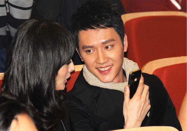 Khoảnh khắc gây tranh cãi: Dương Mịch bị sàm sỡ ngay giữa sự kiện, Phùng Thiệu Phong ngồi ngay bên trơ mắt nhìn - Ảnh 6.