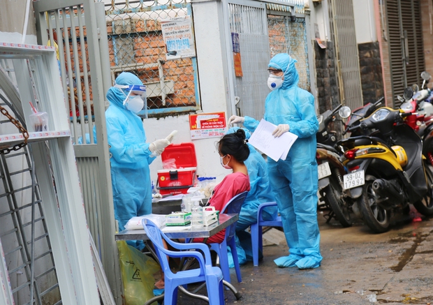 NÓNG: Thêm 51 ca dương tính SARS-CoV-2 trong tối 31/5, TP.HCM ghi nhận đến 200 ca bệnh chỉ sau 5 ngày - Ảnh 1. NÓNG: Thêm 51 ca dương tính SARS-CoV-2 trong tối 31/5, TP.HCM ghi nhận đến 200 ca bệnh chỉ sau 5 ngày - Ảnh 1.