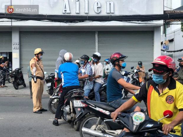 TP.HCM: Ùn tắc tại các chốt chặn ở Gò Vấp sáng 31/5 do người dân loay hoay không biết nên vào hay ra - Ảnh 6.