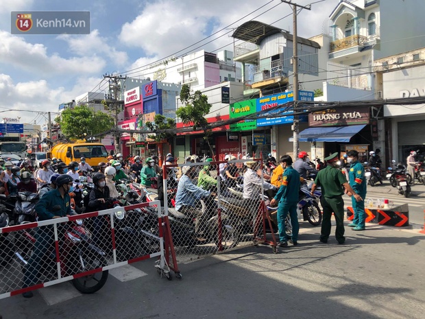 Người dân loay hoay không biết nên vào hay ra trước các ...