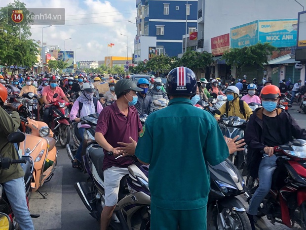 TP.HCM: Ùn tắc tại các chốt chặn ở Gò Vấp sáng 31/5 do người dân loay hoay không biết nên vào hay ra - Ảnh 1.