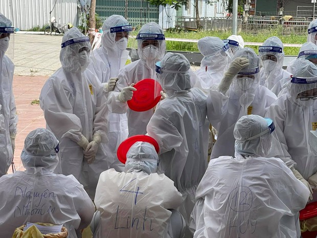 Nếu bạn đang thấy nóng phát điên, hãy nhìn hình ảnh những chiến sĩ áo trắng nơi tâm dịch đang trùm đồ bảo hộ kín mít này! - Ảnh 8.