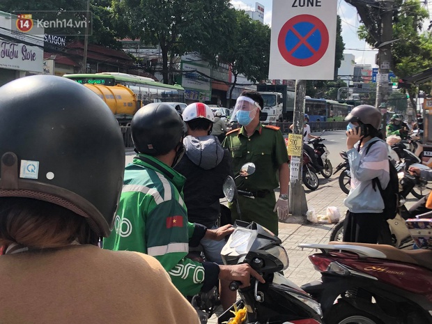 TP.HCM: Ùn tắc tại các chốt chặn ở Gò Vấp sáng 31/5 do người dân loay hoay không biết nên vào hay ra - Ảnh 5.