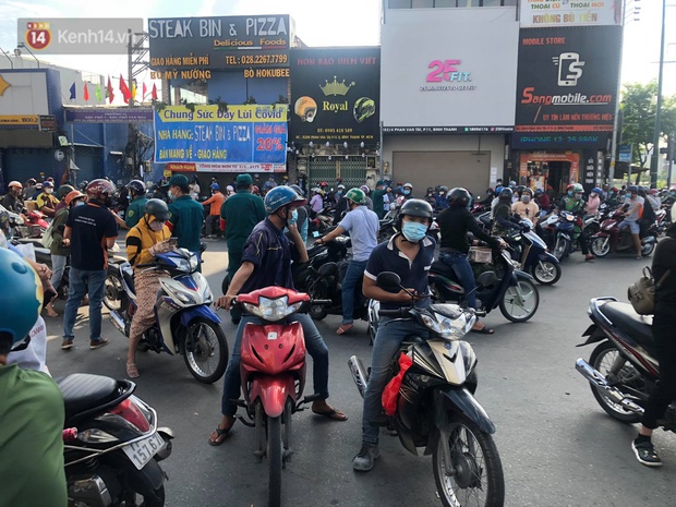 TP.HCM: Ùn tắc tại các chốt chặn ở Gò Vấp sáng 31/5 do người dân loay hoay không biết nên vào hay ra - Ảnh 4.