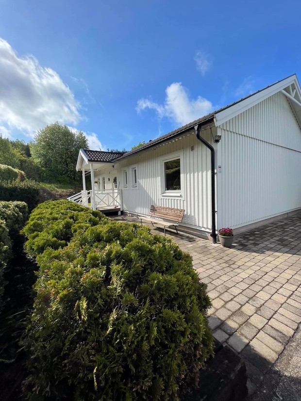 Mua nhà Thuỵ Điển hơn 2000m2 với giá bất ngờ, đầu tư hẳn 700 triệu cho bếp, có đồ phải 6 người khênh - Ảnh 1.