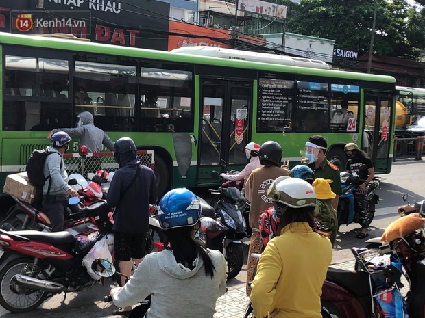 TP.HCM: Ùn tắc tại các chốt chặn ở Gò Vấp sáng 31/5 do người dân loay hoay không biết nên vào hay ra - Ảnh 7.