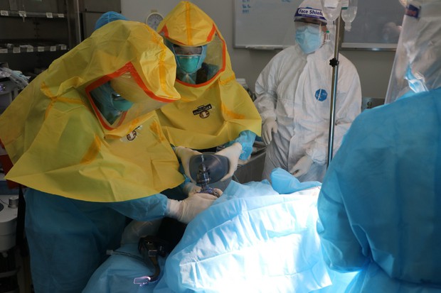 Nếu bạn đang thấy nóng phát điên, hãy nhìn hình ảnh những chiến sĩ áo trắng nơi tâm dịch đang trùm đồ bảo hộ kín mít này! - Ảnh 11.