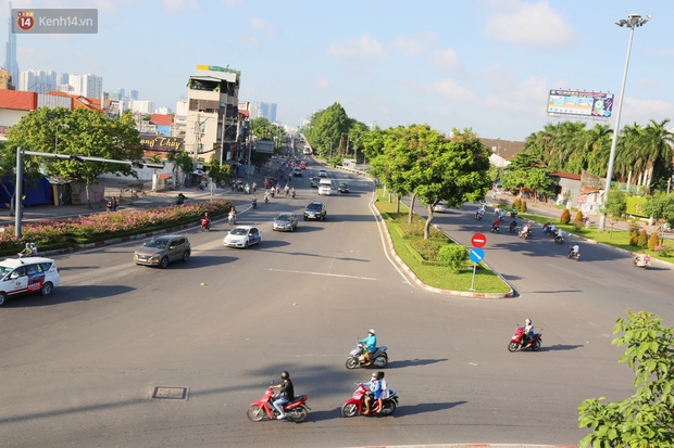 TP.HCM ngày đầu tiên giãn cách xã hội: Đường sá vắng vẻ lạ thường, chỉ lác đác người dân ra khỏi nhà khi thực sự cần thiết - Ảnh 2.