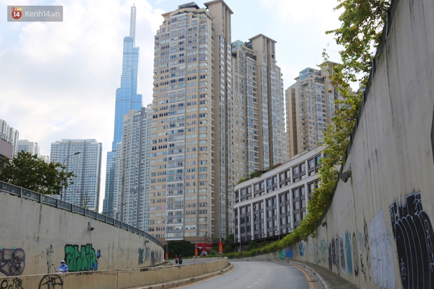 TP.HCM ngày đầu tiên giãn cách xã hội: Đường sá vắng vẻ lạ thường, chỉ lác đác người dân ra khỏi nhà khi thực sự cần thiết - Ảnh 7.