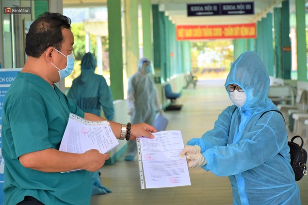 Bệnh nhân Covid-19 ngày xuất viện: Tôi quá sợ bộ đồ bảo hộ, mới mặc đã không thể chịu nổi, thế mới hiểu các y bác sĩ đã cố gắng thế nào! - Ảnh 1.