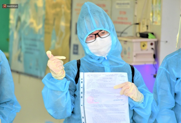 Bệnh nhân Covid-19 ngày xuất viện: Tôi quá sợ bộ đồ bảo hộ, mới mặc đã không thể chịu nổi, thế mới hiểu các y bác sĩ đã cố gắng thế nào! - Ảnh 3.