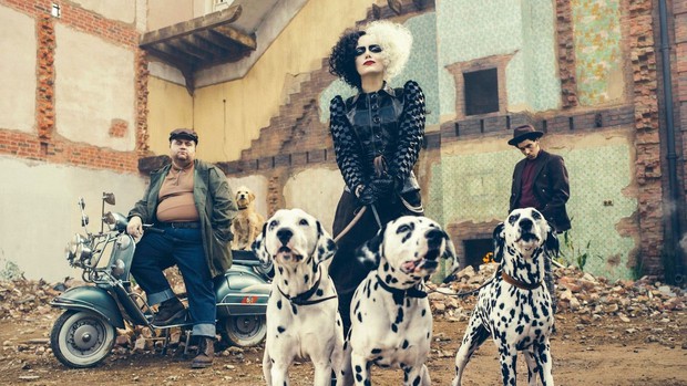 Cruella (2021): Khi cái ác trông thật... sành điệu, khiến người ta u mê bởi loạt mẫu thiết kế độc bản, nhuốm màu dị biệt - Ảnh 2.