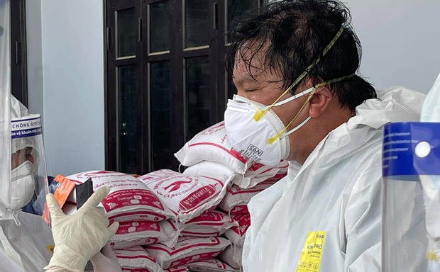 Nếu bạn đang thấy nóng phát điên, hãy nhìn hình ảnh những chiến sĩ áo trắng nơi tâm dịch đang trùm đồ bảo hộ kín mít này! - Ảnh 1.