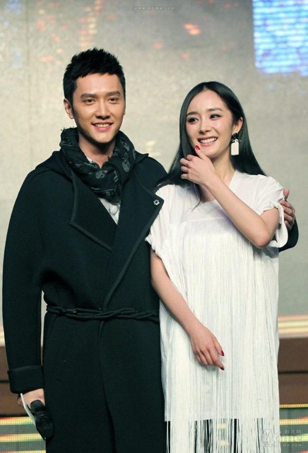 Khoảnh khắc gây tranh cãi: Dương Mịch bị sàm sỡ ngay giữa sự kiện, Phùng Thiệu Phong ngồi ngay bên trơ mắt nhìn - Ảnh 5.