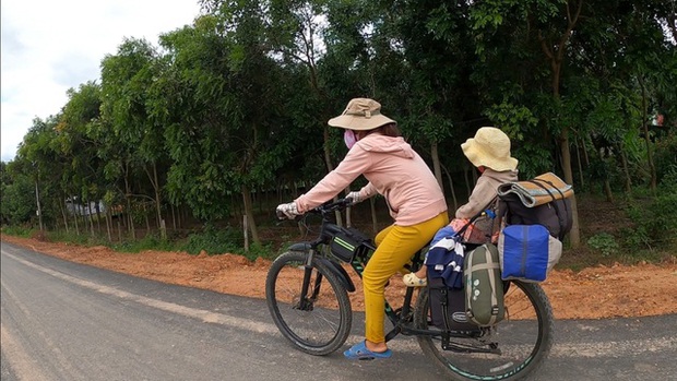 Bán hết tài sản, cặp vợ chồng Vũng Tàu đạp xe chở 2 con nhỏ đi phượt khắp Việt Nam - Ảnh 2.