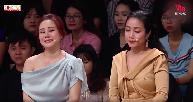 Sau loạt lùm xùm, netizen đào lại clip Vy Oanh khóc nghẹn kể về thời quá khứ, được cả dàn sao ôm ấp để an ủi - Ảnh 4.