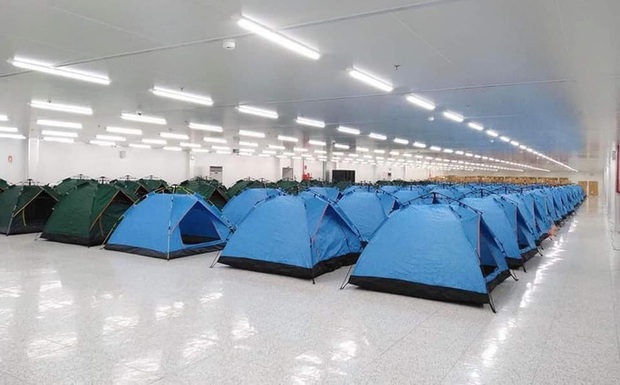 Những hình ảnh lắp lều ở Bắc Ninh để công nhân làm, nghỉ, ăn, ngủ tại công ty - Ảnh 2.