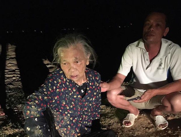 Cụ bà 72 tuổi may mắn thoát chết khi trôi hơn 2km trên sông Đào - Ảnh 1.
