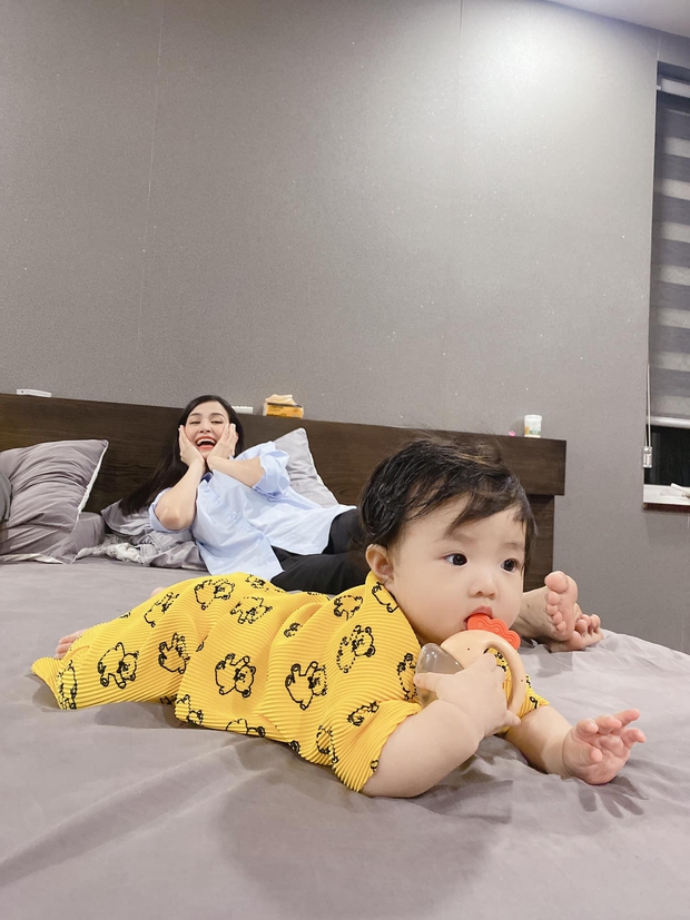 Đông Nhi tạo dáng 7749 kiểu hòng chiếm spotlight của bé Winnie nhưng vẫn phải ngậm ngùi làm nền cho ái nữ vì điều này! - Ảnh 5.