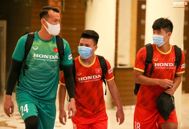 Cận cảnh bữa ăn nhẹ của tuyển Việt Nam trước giờ đấu Jordan - Ảnh 2.