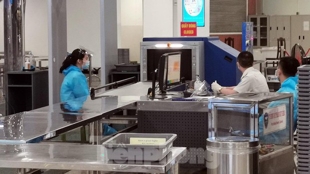  Sân bay Nội Bài, Tân Sơn Nhất vắng tanh sau khi TPHCM thực hiện giãn cách xã hội  - Ảnh 11.