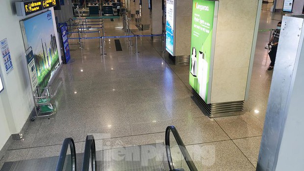  Sân bay Nội Bài, Tân Sơn Nhất vắng tanh sau khi TPHCM thực hiện giãn cách xã hội  - Ảnh 3.