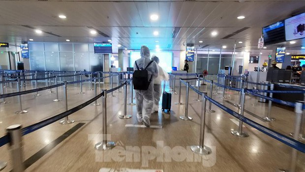  Sân bay Nội Bài, Tân Sơn Nhất vắng tanh sau khi TPHCM thực hiện giãn cách xã hội  - Ảnh 7.