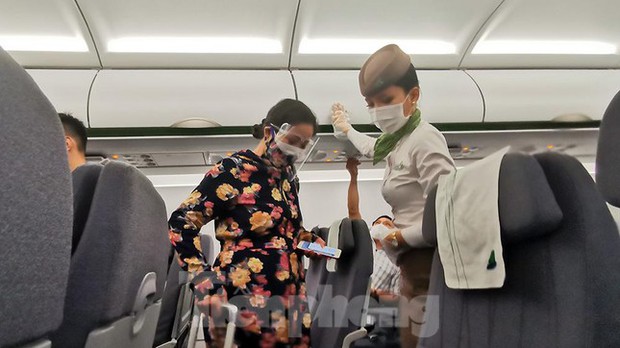  Sân bay Nội Bài, Tân Sơn Nhất vắng tanh sau khi TPHCM thực hiện giãn cách xã hội  - Ảnh 9.