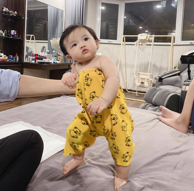 Đông Nhi lại đem con gái ra thử nghiệm thời trang kiểu chùm quần làm jumpsuit, dân tình một lòng: Ông Cao Thắng phiên bản nữ đây rồi! - Ảnh 4.