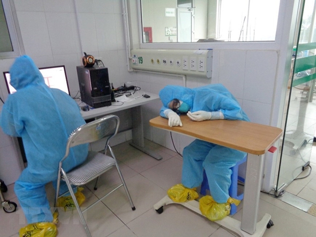 Nếu bạn đang thấy nóng phát điên, hãy nhìn hình ảnh những chiến sĩ áo trắng nơi tâm dịch đang trùm đồ bảo hộ kín mít này! - Ảnh 12.