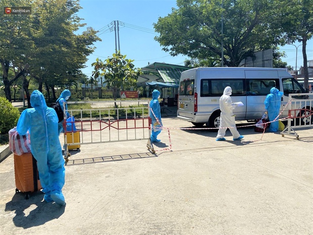 Bệnh nhân Covid-19 ngày xuất viện: Tôi quá sợ bộ đồ bảo hộ, mới mặc đã không thể chịu nổi, thế mới hiểu các y bác sĩ đã cố gắng thế nào! - Ảnh 4.