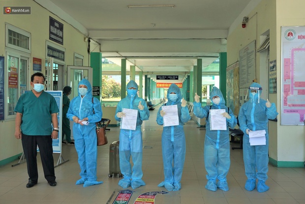 Bệnh nhân Covid-19 ngày xuất viện: Tôi quá sợ bộ đồ bảo hộ, mới mặc đã không thể chịu nổi, thế mới hiểu các y bác sĩ đã cố gắng thế nào! - Ảnh 2.