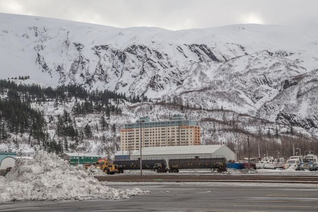 0pay-begich-towers-condominiums-in-whittier-alaska-usa-where-most-of-the-population-of-whittier-live-1620122679999614858376.jpg