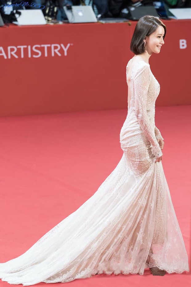 Yoona liệt kê 5 bộ cánh thảm đỏ yêu thích nhất, ai dè toàn item lộ lưng, khoe ngực mlem không chịu được! - Ảnh 6. Yoona liệt kê 5 bộ cánh thảm đỏ yêu thích nhất, ai dè toàn item lộ lưng, khoe ngực mlem không chịu được! - Ảnh 6.
