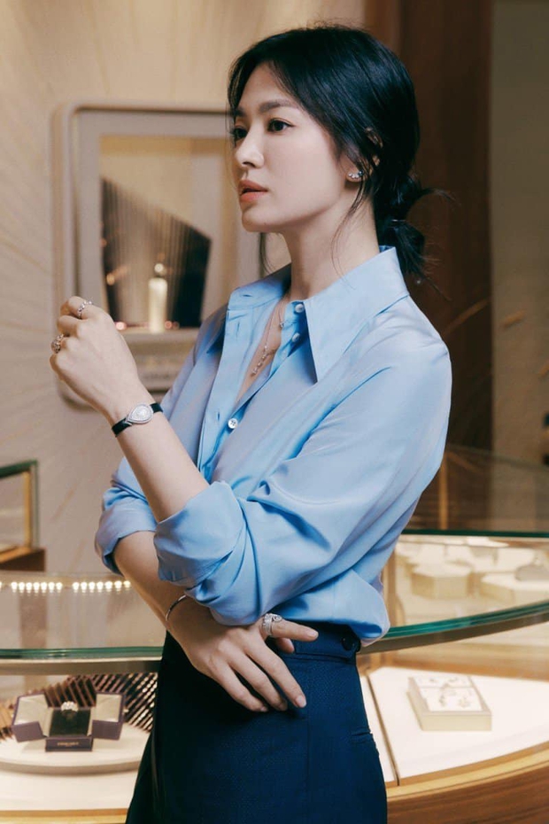 Nửa đêm, Song Hye Kyo đánh úp dân tình với bộ ảnh đẹp muốn xỉu: Diện sơ mi đơn giản mà sang hết nấc, gương mặt cực phẩm xinh hút hồn - Ảnh 3. Nửa đêm, Song Hye Kyo đánh úp dân tình với bộ ảnh đẹp muốn xỉu: Diện sơ mi đơn giản mà sang hết nấc, gương mặt cực phẩm xinh hút hồn - Ảnh 3.